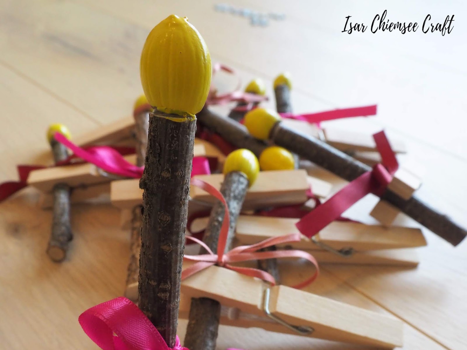 Holzkerzen aus Naturmaterialien für Weihnachten