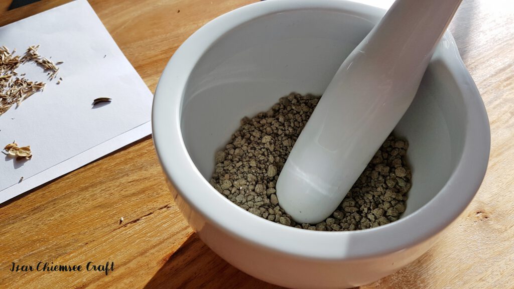 Mörsern des Bentonit oder Katzenstreus. Seedbomb oder Samenbomben DIY aus Bentonit selber machen